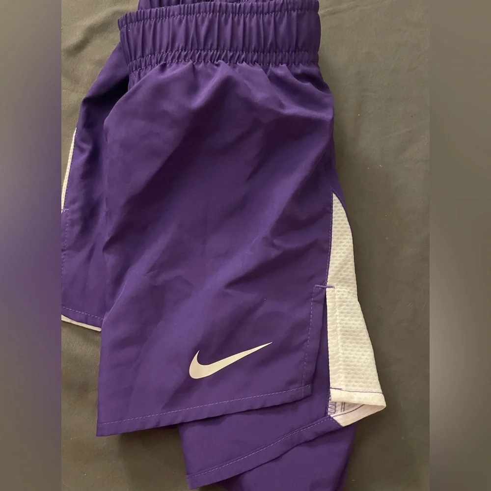 Nike Women’s Running split shorts. Size small. NWT - Picture 2 of 5